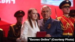Людмила Козина, жена Владимира, получает награду мужа из рук главы Татарстана Рустама Минниханова