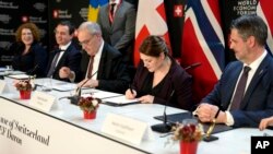 Fotografi e realizuar gjatë ceremonisë së nënshkrimit të marrëveshjes mes Kosovës dhe shteteve të EFTA-s. 