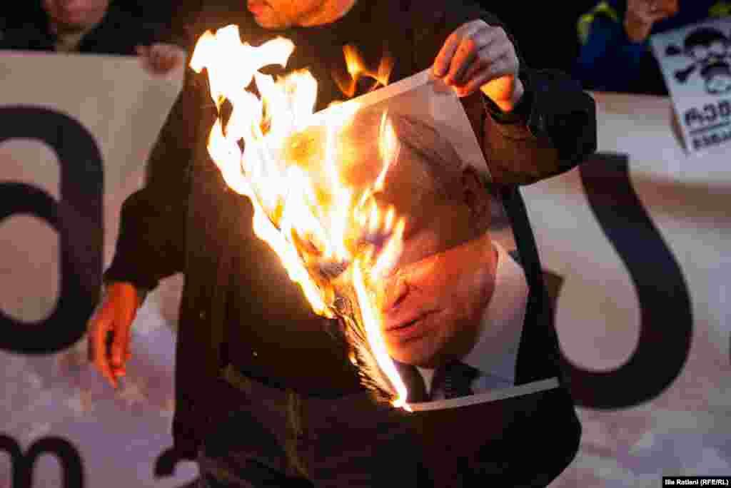 Протестующие в Тбилиси провели шествие, посвящённое уличным акциям годичной давности, для разгона которых, по версии прессы, силовики применили химическое оружие. Служба госбезопасности страны отчиталась, что использовала только разрешённые вещества 