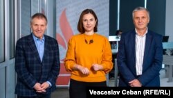 Victoria Coroban, gazda podcastului „Dincolo de știri”, alături de analiștii Nicolae Negru și Igor Boțan, în redacția Europei Libere de la Chișinău.
