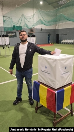 În imagine, unul din românii care au votat în Marea Britanie.
