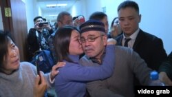 Туыстарының сот үкімінен кейін белсенді Қайырлы Омармен қоштасып жатқан сәті. Нұр-Сұлтан. 29 қазан, 2019 жыл.  