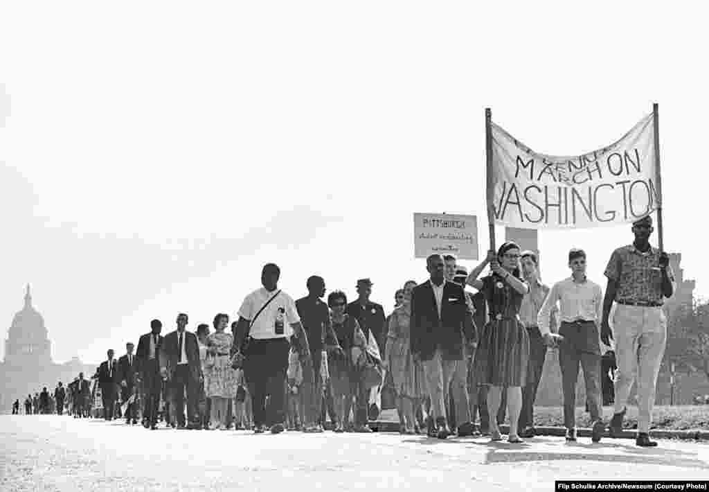 Жүрүшкө чыккандар Капитолий менен Линкольндун мемориалдык комплексинин ортосунда.