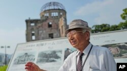 Kunihio Iida, preživjeli atomski napad i volonter-vodič u poznatoj dvorani - Kupoli atomske bombe, razgovara sa stranim posjetiocima, Hirošima, 9. jula 2025.