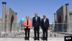 Predsjednica Evropske komisije Ursula von der Leyen (lijevo), uzbekistanski premijer Abdulla Aripov (u sredini) i predsjednik Evropskog vijeća Antonio Costa u Samarkandu 3. aprila uoči samita EU-Centralna Azija.