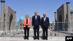 Глава Европейской комиссии Урсула фон дер Ляйен, премьер-министр Узбекистана Абдулла Арипов и председатель Европейского совета Антониу Кошта на площади Регистан в Самарканде в преддверии саммита ЕС — Центральная Азия. 3 апреля 2025 года