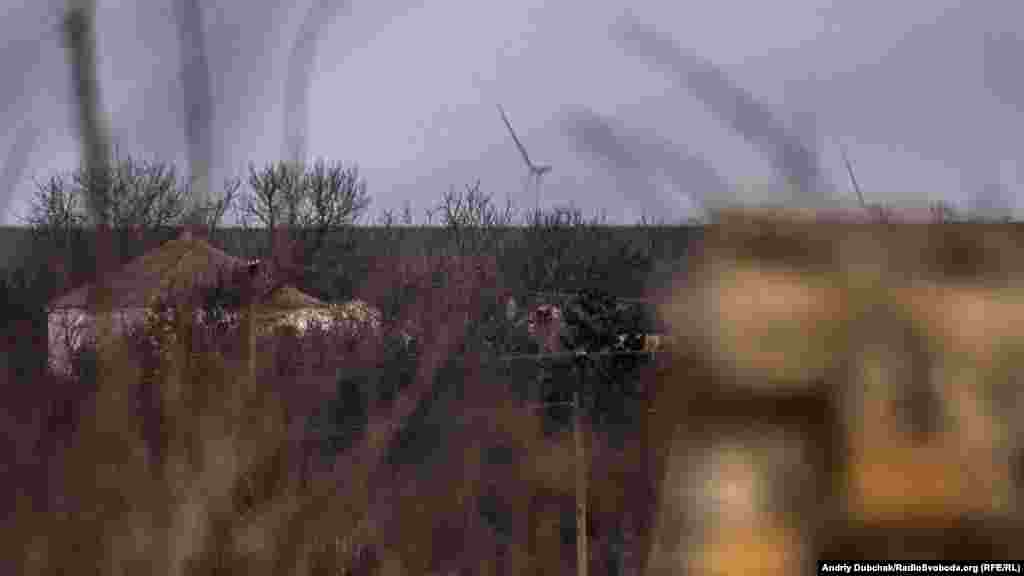 Вітряки на горизонті &ndash; то вже &laquo;глибокий тил&raquo; території, яку контролює угруповання &laquo;ДНР&raquo;. Звідти по селу і позиціях українських військових може бити ворожа артилерія