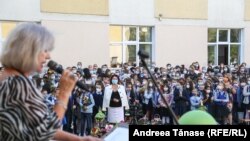 Rolul profesorului, mai ales entuziasmul acestuia, rămâne determinant în deschiderea apetitului elevului pentru învățătură. Fotografie cu caracter ilustrativ