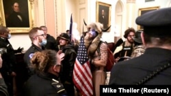 Група прихильників чинного президента Дональда Трампа 6 січня після мітингу в Вашингтоні увірвалася в будівлю Капітолію, де в цей час відбувалася спільна сесія палат Конгресу США