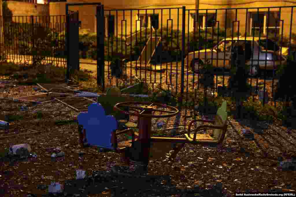 Уламки на дитячому майданчику у житловому секторі Києва після російської атаки