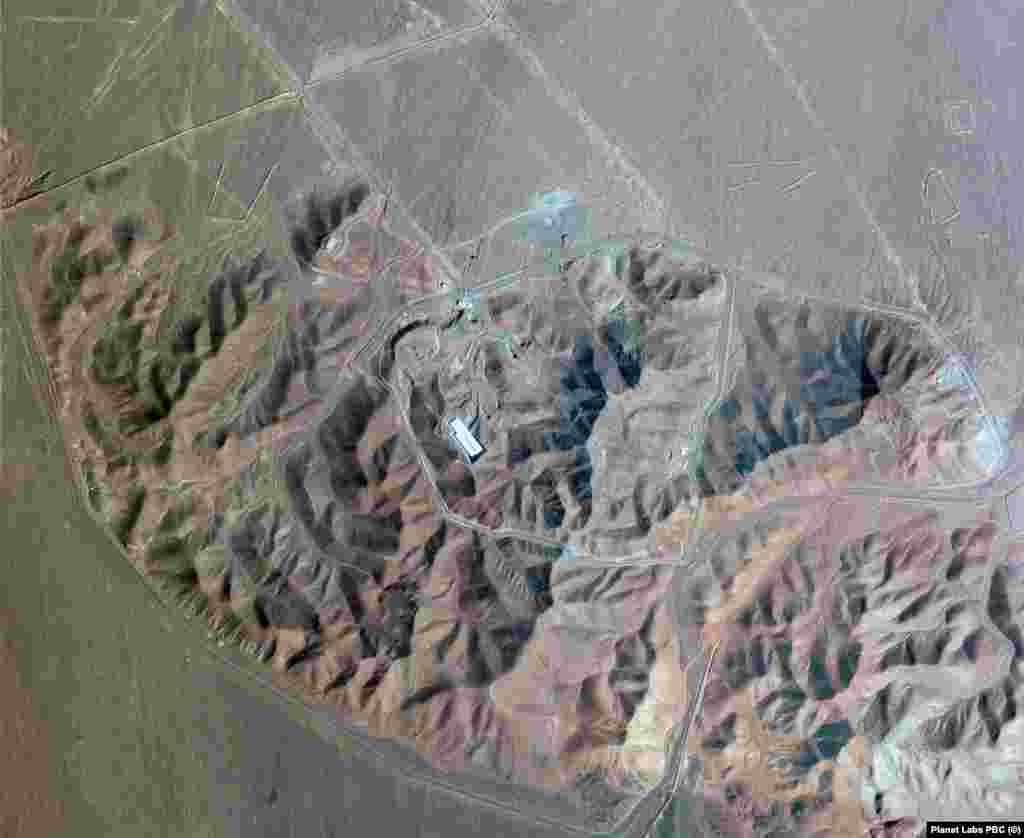 Іранський об'єкт зі збагачення палива у Фордо 19 червня, до удару США, і 22 червня, після удару (праворуч)