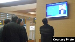 Aşgabatda telewideniýä tomaşa edýän adamlar. Illýustrasiýa suraty