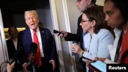 ABŞ-nyň prezidenti Donald Tramp Waşingtona uçup barýarka žurnalistler bilen gürleşýär. 30-njy mart. 