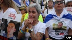 În „Piața Ostaticilor” din Tel Aviv s-au adunat oameni care așteaptă eliberarea ostaticilor israelieni din Gaza. 13 octombrie 2025.