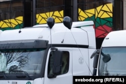 Пратэст перавозьнікаў Літвы, машыны якіх заблякавалі ў Беларусі. Вільня, 10 сьнежня 2025 году. На машынах чорныя балёнікі як знак смутку
