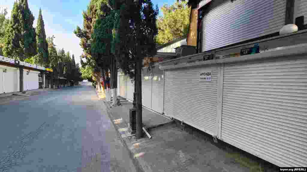 Більшість об'єктів на Кипарисовій алеї в Судаку поки що закриті