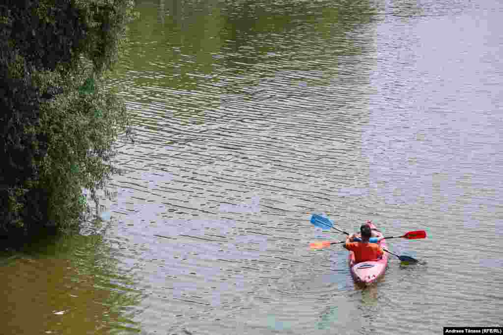 Un bărbat și fiul său se plimbă cu caiacul pe lacul din Parcul Alexandru Ioan Cuza (IOR) din București.
