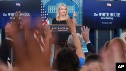 Ак үйдүн маалымат катчысы Кэролайн Левитт журналисттердин суроолоруна жооп берүүдө.