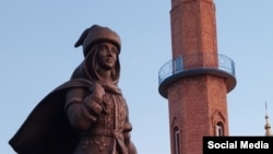 Сүзге ханбикә һәйкәле, Искер