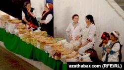 Türkmenistanda çörek satýan aýal-gyzlar. Arhiwden alnan surat