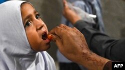 د پاکستان حکومت د پولیو وایرس ضد ماشومانو ته د واکسينو ورکولو ته دوام ورکړی دی. پخوانی انځور