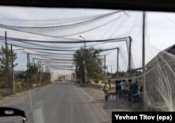 تورهای ماهیگیری، جاده‌ای نزدیک به کنستانتینوکا در شرق اوکراین را پوشانده است