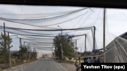 Украина шығысындағы Константиновка түбінде жол тормен жабылған.