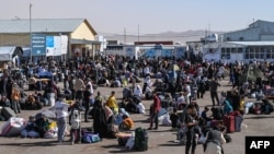 ده‌ها مهاجر افغان برگشته از ایران در گذرگاه اسلام قلعه