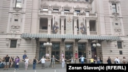 Glumci i radnici Narodnog pozorišta u performansu pred studentske proteste u Beogradu, 28.6.2025.