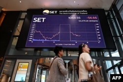Un panou electronic afișează evoluția indicilor bursieri la sediul Bursei de Valori din Thailanda (SET) din Bangkok, pe 8 aprilie 2025.