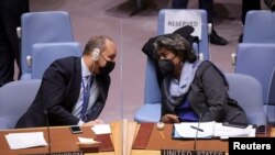 Заступник постійного представника ООН Джеймс Карюкі та посол США в ООН Лінда Томас-Грінфілд під час засідання Ради Безпеки ООН щодо загроз для України. Штаб-квартира ООН, Нью-Йорк, США. 31 січня 2022 року