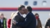 Presidenti i Serbisë, Aleksandar Vuçiq (majtas), dhe presidenti i Republikës Sërpska, Millorad Dodik, duke u përqafuar në Aeroportin Ndërkombëtar të Sarajevës, më 2 mars 2021.