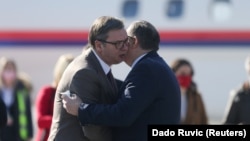 Predsednik Srbije Aleksandar Vučić i član tročlanog Predsedništva BiH Milorad Dodik grle se na Međunarodnom aerodromu Sarajevo tokom donacije vakcine protiv COVID-19 Bosni i Hercegovini, Sarajevo, 2. mart 2021.