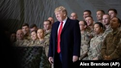 آرشیف، ترمپ با جمعی از سربازان امریکایی در پایگاه نظامی بگرام در افغانستان