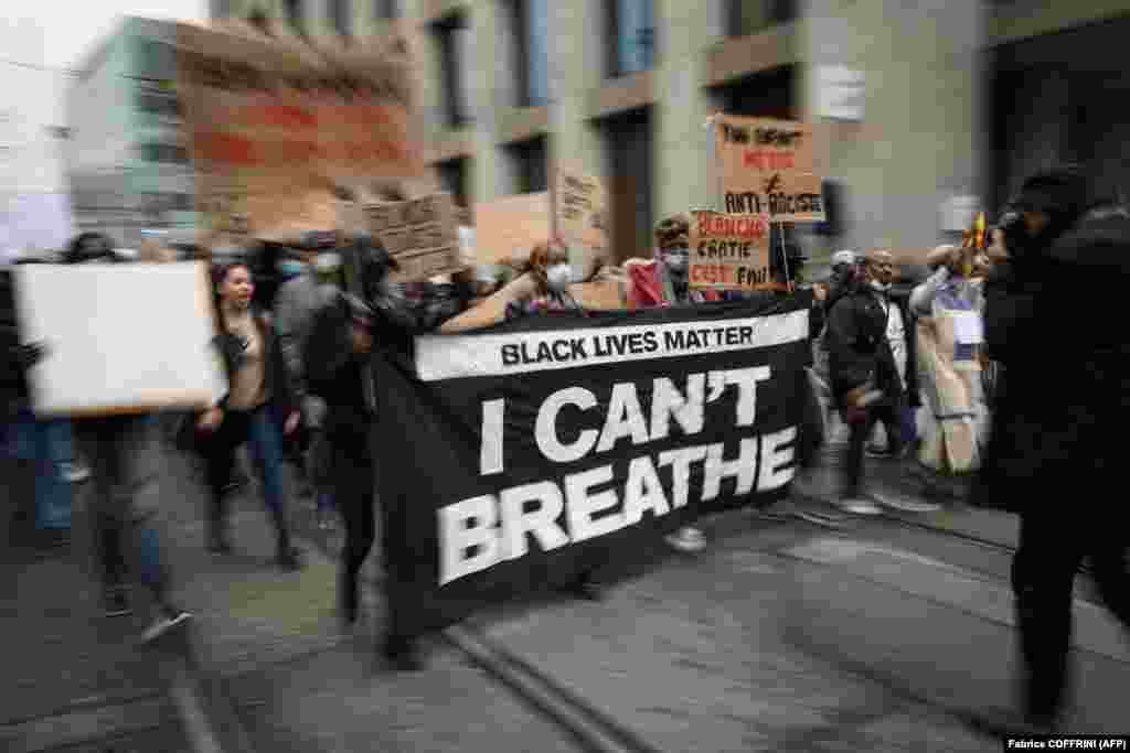 În Geneva, oamenii participă la o demonstrație de solidaritate împotriva rasismului și a brutalității poliției, ca urmare a morții lui George Floyd, un afro-american neînarmat ucis în timp ce a fost prins de poliție în Minneapolis.
