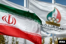 پرچم کمیته ملی المپیک در کنار پرچم ایران
