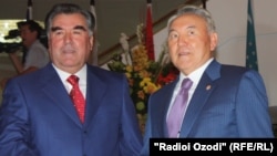 Президент Таджикистана Эмомали Рахмон и президент Казахстана Нурсултан Назарбаев. 