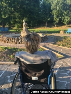 Mama Dorinei Roșca privea o statuie din curtea centrului de îngrijire paliativă din Italia, la care era internată.