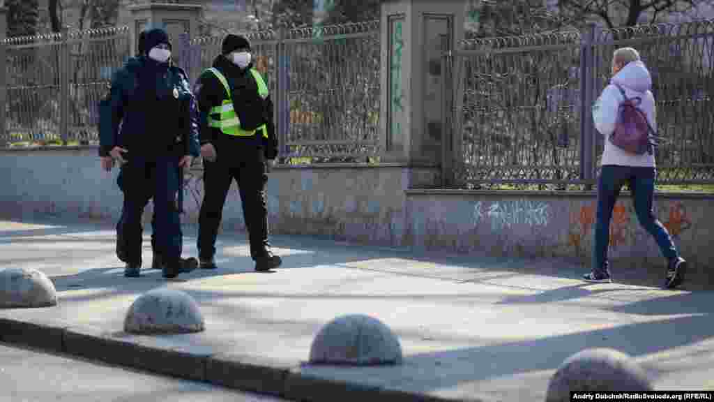 Київська область третьою в Україні запровадила стан надзвичайної ситуації через поширення коронавірусної інфекції. Раніше це зробила влада в Чернівецькій та Житомирській областях. У місті досить багато поліції. На фото&nbsp;&ndash; поліцейські у медичних масках неподалік станції метро Університет