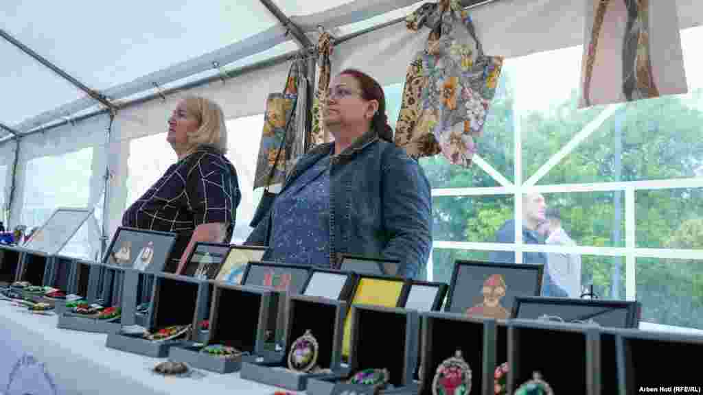 Dy gra që po shisnin produkte artizanale në Panair.