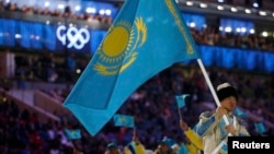 22-қысқы олимпиаданың ашылу салтанатында Қазақстан туын ұстап шыққан ұлттық құрама. Сочи, 7 ақпан 2014 жыл. (Көрнекі сурет)  