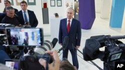 Președintele rus Vladimir Putin adresându-se jurnaliștilor după o convorbire telefonică cu Donald Trump, pe 19 mai 2025,