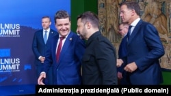 Nicușor Dan și Volodimir Zelenski s-au întâlnit față în față pentru prima dată la Summitul NATO de la Vilnius, de pe 2 iunie. În spatele lor, secretarul general al NATO, Mark Rutte.