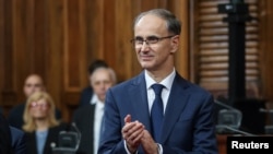 Kryeministri i Serbisë, Gjuro Macut, buzëqesh pas ceremonisë së betimit në Parlament në Beograd, Serbi, më 16 prill 2025.