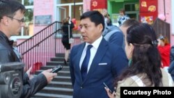 Жанат Бекмагамбетов, этнический казах, живущий в российском Омске, дает интервью журналистам.