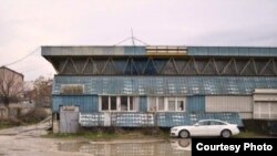 Базен во скопската населба Чаир изграден пред половина век, служи како магацин 