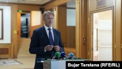 Ambasadori i Bashkimit Evropian në Kosovë, Aivo Orav, në hollin e Kuvendit të Kosovës. Fotografi nga arkivi. 