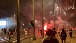 Suzavac, kamenice i pirotehnika u okršaju policije i demonstranata u Beogradu