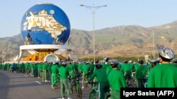 Aşgabadyň "Welosiped" ýadygärligi we tigir sürüjileri, 2020-nji ýylyň 3-nji iýuny.