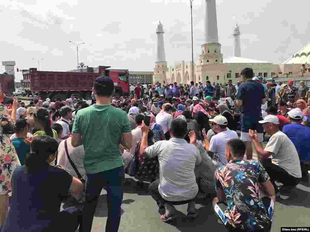 Маусымның 24-і күні таңертең Арыстағы әскери оқ-дәрі қоймасында алдымен өрт шығып, кейін жарылыстар болған. Денсаулық сақтау министрлігінің дерегінше, жарылыстан үш адам мерт болып, 160-тан астам адам зардап шеккен. Суретте: Шымкенттегі "Ақмешіт" мешіті сыртында қол жайып отырған адамдар. 27 маусым 2019 жыл.